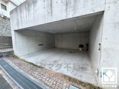 堀込車庫を並列2台分完備。重い荷物や雨の日の移動もスムーズで、快適なカーライフを実現。来客時にも便利です。