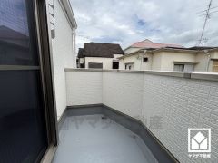 東側バルコニーのため、朝日が気持ちよく入り爽やかな一日を始められます。