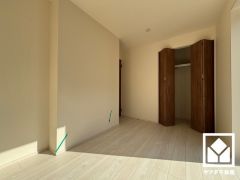 約5.28帖の1階洋室です。全居室にクローゼットがございますので、お部屋の広さを最大限に活用できます。