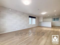 広々22帖のLDKが魅力。家族全員がリラックスできる、ゆったりとした快適リビングで温かい団らんの時間を。