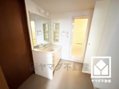 小さなお子様のお風呂上りもこのスペースがあればゆったりとして頂けます。室内洗濯機置場がございますので、天候に左右されず洗濯していただけます。