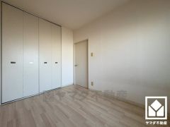 大きなクローゼット付きのお部屋で整理整頓しやすいです。