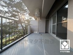 南西向きバルコニーで陽当たり、風通し良好。奥行きがあり広々としているため、お洗濯物をたっぷりと干す事ができます。