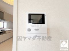 突然の来訪時でも安心なモニター付きインターホンを完備。お留守番中のお子様でも簡単に来訪者の確認ができます。