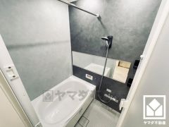 1日の疲れを癒す浴室でゆったりリフレッシュ。清潔感あふれる空間で、毎日のバスタイムをより快適に。