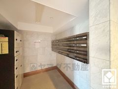 宅配ボックスも完備しています。留守でも安心、荷物の受け取りをスムーズに。