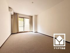 約9.2帖の洋室です。バルコニーにつながるお部屋で、通風・陽当たり良好。
