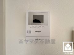 突然の来訪時でも安心なモニター付きインターホンを完備。お留守番中のお子様でも簡単に来訪者の確認ができます。