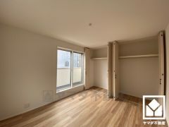 バルコニーにつながるお部屋で、通風・陽当たり良好。