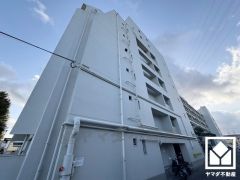 キッチンは空間を有効活用できる壁付けタイプ。