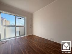 約5.2帖の西側洋室です。大きな窓からは明るい光が降り注ぎます。柔らかな光が差し込むお部屋で、快適で落ち着いた生活をお送りいただけます。