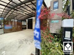 キッチンは空間を有効活用できる壁付けタイプ。