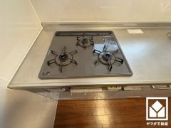 家族のごはん作りがはかどる。同時調理ができる3口コンロ付き。