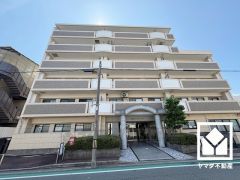 洗練された外観デザインが、住まう誇りを演出。都会に調和する美しい佇まいのマンション。