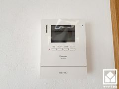 突然の来訪時でも安心なモニター付きインターホンを完備。お留守番中のお子様でも簡単に来訪者の確認ができます。