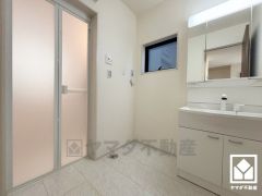 収納付きでスッキリお使い頂ける3面鏡の洗面台です。洗面ボウルが広めなので、忙しい朝でも身支度がしやすく時短になります。