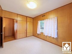 洋室は防音性、保温性に優れたカーペット敷き詰めです。防滑性、クッション性も高く、お子様やご高齢の方も安全にお住まいいただけます。