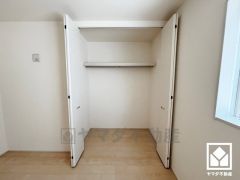 新たに家具を買わなくても良いので、ハンガーパイプ付きのクローゼットは嬉しいですね。