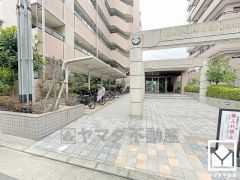 「セブンイレブン阪神甲子園球場前店」まで徒歩5分、「ローソン西宮南甲子園店」まで徒歩7分、「ミニコープ甲子園中」まで徒歩12分など、他にもお買い物施設が徒歩圏内に複数あり便利な住環境です。