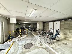 屋内駐輪場なので、雨や風、直射日光から自転車を守ることができます。バイク置き場もございます。（いずれも年額300円）