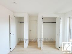 クローゼットは奥行きがあるので、収納力も申し分ありません。