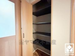 廊下にも収納スペースがあり、住空間を広々お使いいただけます。