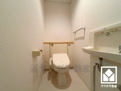 明るく清潔感溢れるトイレです。温水洗浄便座付きで、季節を問わずいつでも温かい便座をお使いいただけます。