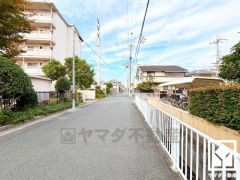 キッチンは空間を有効活用できる壁付けタイプ。キッチン横にはサービスヤードへ繋がる勝手口があり、換気やゴミ出しなどに便利です。昼間は手元が明るく、お料理がはかどります。