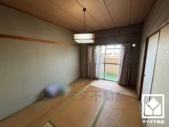 バルコニーにつながるお部屋で、通風・陽当たり良好。