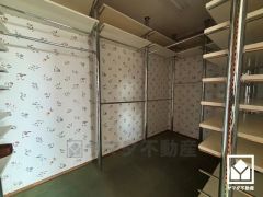 2階洋室は大きなクローゼット付き。お洋服はもちろん、スーツケースなどの大物もしっかり収納できます。棚が設置されており整理整頓しやすいです。