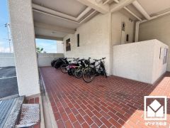 広々としており、使い勝手の良い屋内駐輪場がございます。