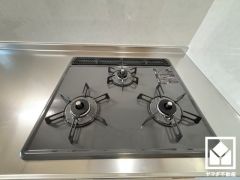 毎日の料理がもっとスムーズに。便利な3口コンロ付きキッチン。