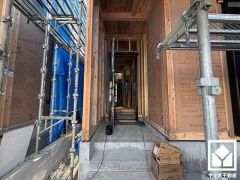 玄関はお出かけの前のチェックにも便利な鏡付きです。