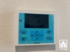 太陽光発電システム搭載。自家発電した電気を使うことで電気代の節約になると同時に、電気料金に含まれる再エネ賦課金の支払い額の削減にも繋がります。