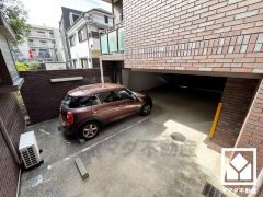 敷地内に駐車場を完備（月額16000円～18000円）。現在、駐車場に空きがございます。空き状況は変動いたしますので、詳細は弊社スタッフまでお気軽にお問い合わせください。