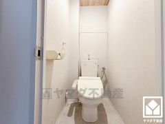 明るく清潔感溢れるトイレです。温水洗浄便座付きで、季節を問わずいつでも温かい便座をお使いいただけます。