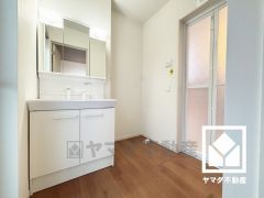 小さなお子様のお風呂上りもこのスペースがあればゆったりとして頂けます。室内洗濯機置場がございますので、天候に左右されず洗濯していただけます。