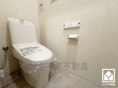 明るく清潔感溢れるトイレです。トイレが1階と2階にあるので、朝の忙しい時間にも混雑せず快適です。