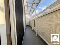 南西向きバルコニーで陽当たり、風通し良好。たっぷりの洗濯物も気持ちよく乾きます。屋根付きなので急な雨の日も安心ですね。