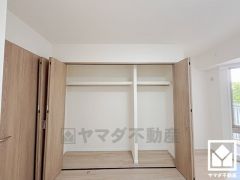 たっぷり収納できるクローゼットです。お洋服はもちろん、スーツケースなどの大物もしっかり片付きます。