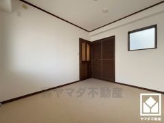 2面採光で、大きな窓からは明るい光が降り注ぎます。独立した居室なのでプライベートな時間をゆったり過ごせそうです。