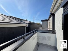 南向きバルコニーで陽当たり、風通し良好。バルコニーが2か所ございますので、お洗濯物をたっぷりと干すことができます。