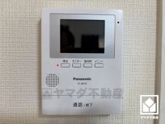 突然の来訪時でも安心なモニター付きインターホンを完備。お留守番中のお子様でも簡単に来訪者の確認ができます。