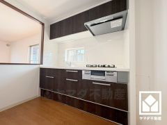 キッチンは空間を有効活用できる壁付けタイプ。窓がございますので、昼間は手元が明るく、お料理がはかどります。