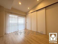 バルコニーにつながるお部屋で、通風・陽当たり良好。リビングに隣接する続き間で、一体利用も可能です。