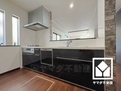 キッチンには窓がございますので、昼間は手元が明るく、お料理がはかどります。
