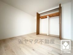 新たに家具を買わなくても良いので、ハンガーパイプ付きのクローゼットは嬉しいですね。