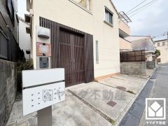 突然の来訪時でも安心なモニター付きインターホンを完備。お留守番中のお子様でも簡単に来訪者の確認ができます。