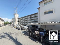 屋根付き駐輪場なので、雨や風、直射日光から自転車を守ることができます。