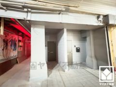 アーケード付き商店街の中の住宅ですが、居住用途のためアーケード使用料は発生しておりません。